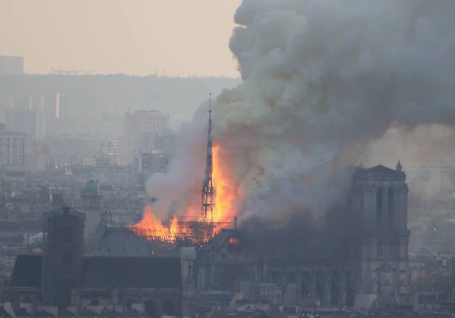 El incendio que devastó el templo y destruyó su pináculo el 15 de abril de 2019.